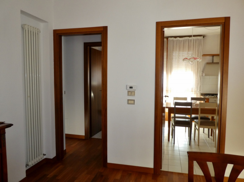 AMPIO BICAMERE BISERVIZI, CUCINA SEPARATA ARREDATA, TERRAZZA ABITABILE, GARAGE  E POSTO AUTO IN A...