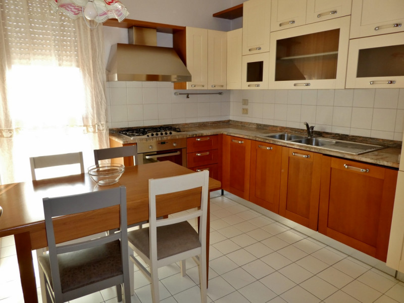 AMPIO BICAMERE BISERVIZI, CUCINA SEPARATA ARREDATA, TERRAZZA ABITABILE, GARAGE  E POSTO AUTO IN A...