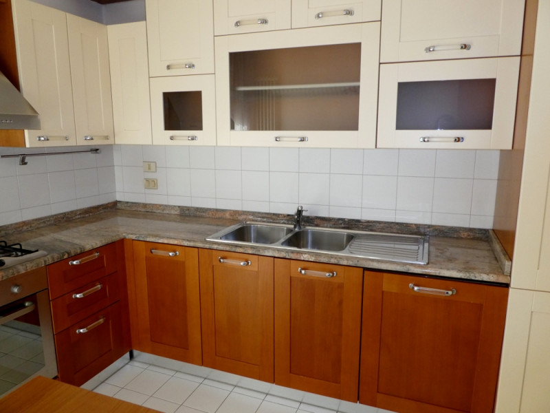 AMPIO BICAMERE BISERVIZI, CUCINA SEPARATA ARREDATA, TERRAZZA ABITABILE, GARAGE  E POSTO AUTO IN A...