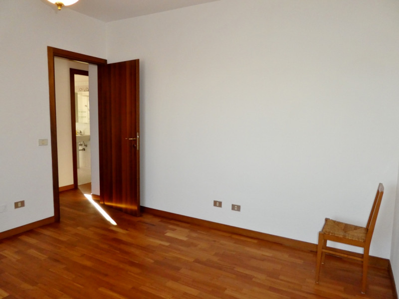 AMPIO BICAMERE BISERVIZI, CUCINA SEPARATA ARREDATA, TERRAZZA ABITABILE, GARAGE  E POSTO AUTO IN A...