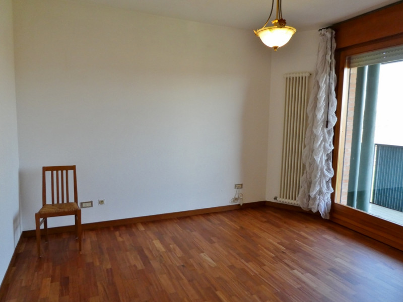 AMPIO BICAMERE BISERVIZI, CUCINA SEPARATA ARREDATA, TERRAZZA ABITABILE, GARAGE  E POSTO AUTO IN A...
