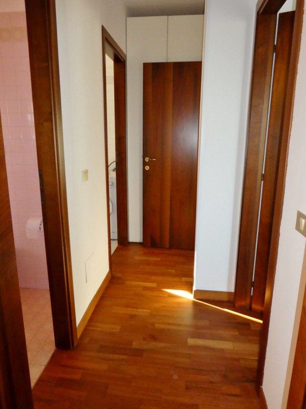 AMPIO BICAMERE BISERVIZI, CUCINA SEPARATA ARREDATA, TERRAZZA ABITABILE, GARAGE  E POSTO AUTO IN A...