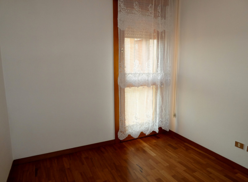 AMPIO BICAMERE BISERVIZI, CUCINA SEPARATA ARREDATA, TERRAZZA ABITABILE, GARAGE  E POSTO AUTO IN A...