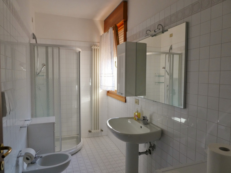 AMPIO BICAMERE BISERVIZI, CUCINA SEPARATA ARREDATA, TERRAZZA ABITABILE, GARAGE  E POSTO AUTO IN A...