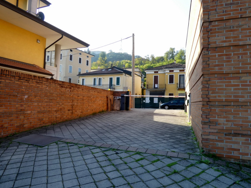 AMPIO BICAMERE BISERVIZI, CUCINA SEPARATA ARREDATA, TERRAZZA ABITABILE, GARAGE  E POSTO AUTO IN A...