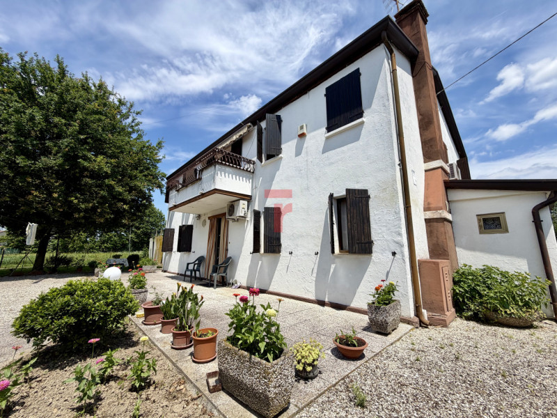 Cadoneghe - loc. Cadoneghe Storica. Situata in un contesto verde subito fuori dal centro di Cadon...