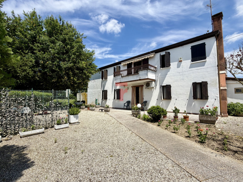 Cadoneghe - loc. Cadoneghe Storica. Situata in un contesto verde subito fuori dal centro di Cadon...
