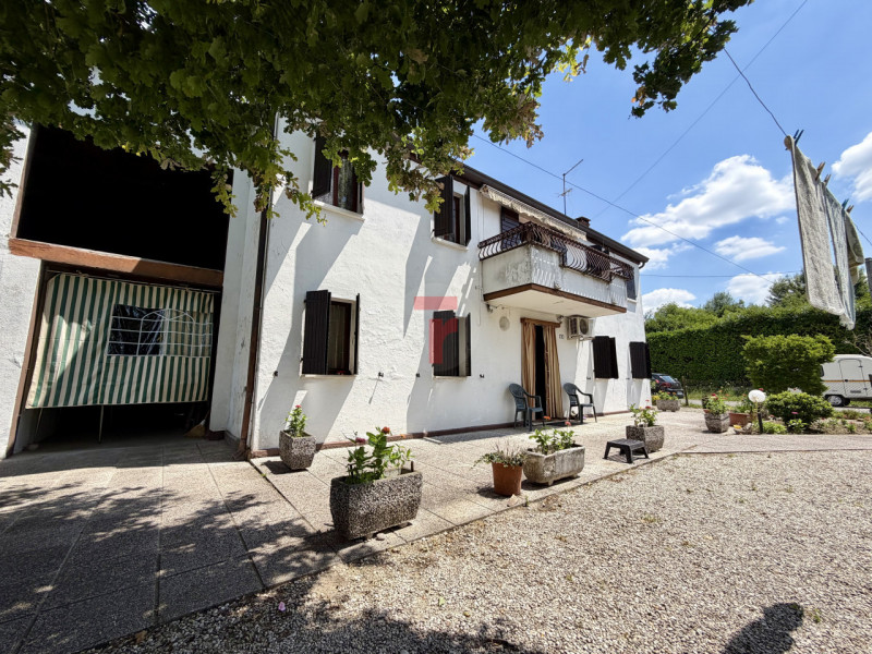 Cadoneghe - loc. Cadoneghe Storica. Situata in un contesto verde subito fuori dal centro di Cadon...