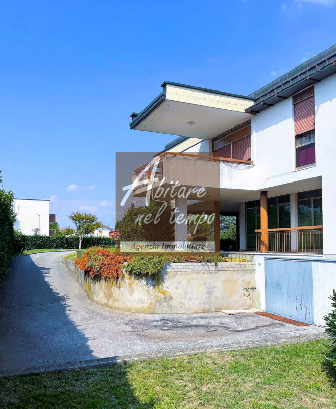 FONTANIVA, Nostra esclusiva,

Vi proponiamo un'incantevole Bivilla degli anni 70 con dimensioni g...