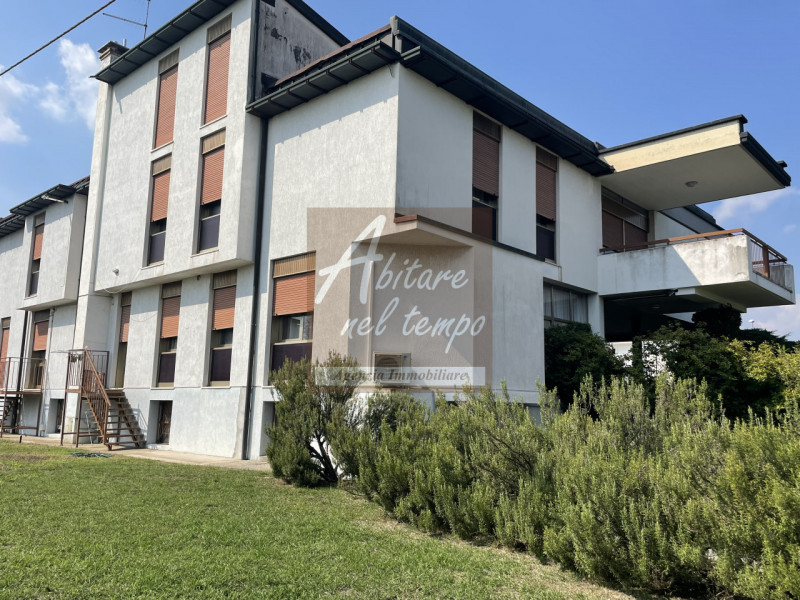 FONTANIVA, Nostra esclusiva,

Vi proponiamo un'incantevole Bivilla degli anni 70 con dimensioni g...