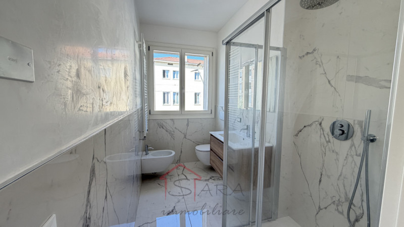 Padova – Zona prima Sacra Famiglia: proponiamo in vendita uno splendido appartamento quadrilocale...