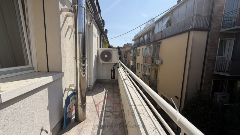 Padova – Zona prima Sacra Famiglia: proponiamo in vendita uno splendido appartamento quadrilocale...