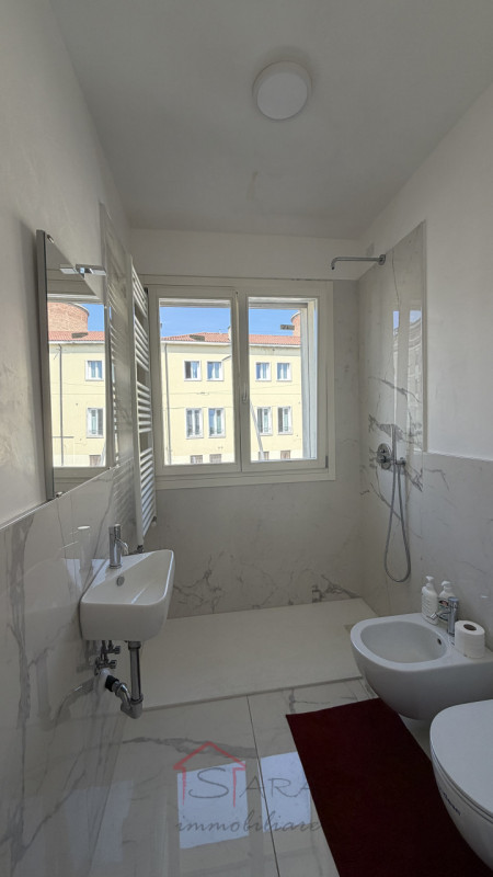 Padova – Zona prima Sacra Famiglia: proponiamo in vendita uno splendido appartamento quadrilocale...