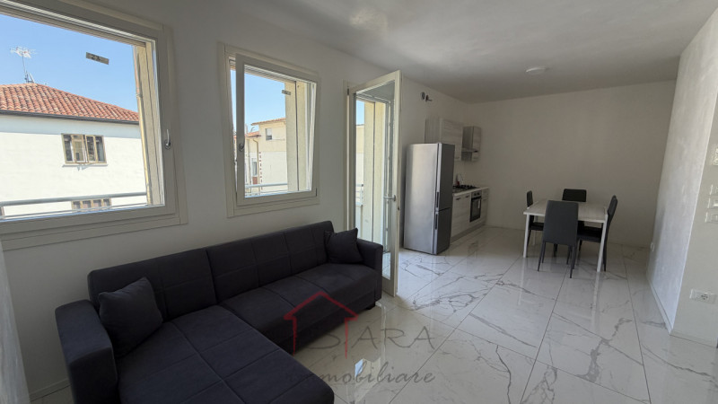 Padova – Zona prima Sacra Famiglia: proponiamo in vendita uno splendido appartamento quadrilocale...