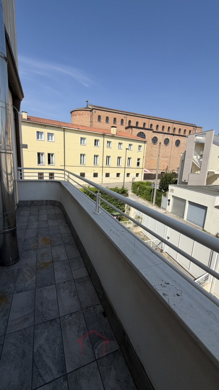 Padova – Zona prima Sacra Famiglia: proponiamo in vendita uno splendido appartamento quadrilocale...