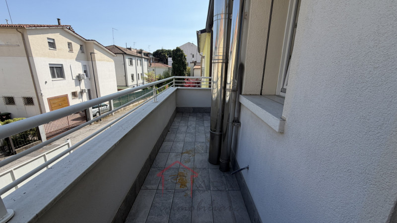 Padova – Zona prima Sacra Famiglia: proponiamo in vendita uno splendido appartamento quadrilocale...