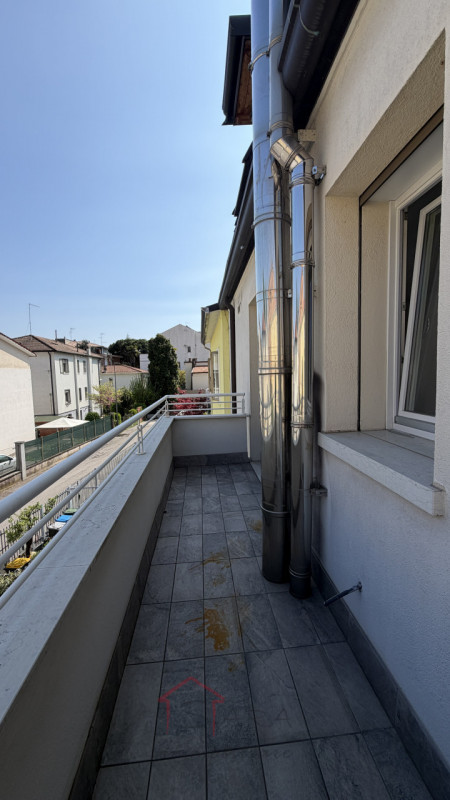 Padova – Zona prima Sacra Famiglia: proponiamo in vendita uno splendido appartamento quadrilocale...