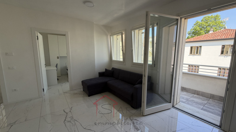 Padova – Zona prima Sacra Famiglia: proponiamo in vendita uno splendido appartamento quadrilocale...