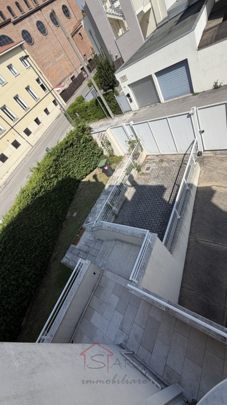 Padova – Zona prima Sacra Famiglia: proponiamo in vendita uno splendido appartamento quadrilocale...