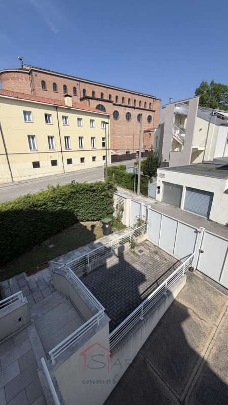 Padova – Zona prima Sacra Famiglia: proponiamo in vendita uno splendido appartamento quadrilocale...