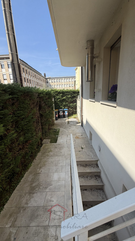 Padova – Zona prima Sacra Famiglia: proponiamo in vendita uno splendido appartamento quadrilocale...