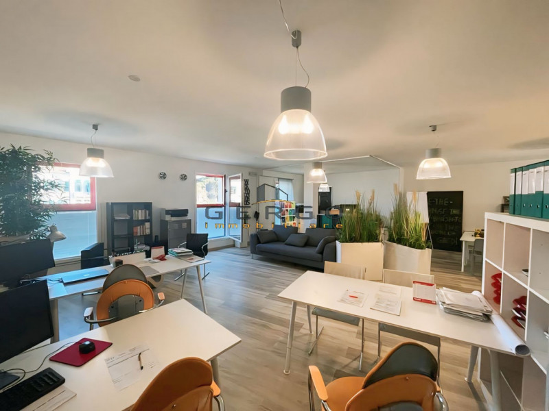 (Per INFO 3316190143) A Vedelago, in zona centrale, proponiamo in vendita un ufficio di ampia met...