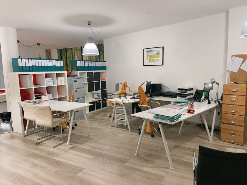 (Per INFO 3316190143) A Vedelago, in zona centrale, proponiamo in vendita un ufficio di ampia met...