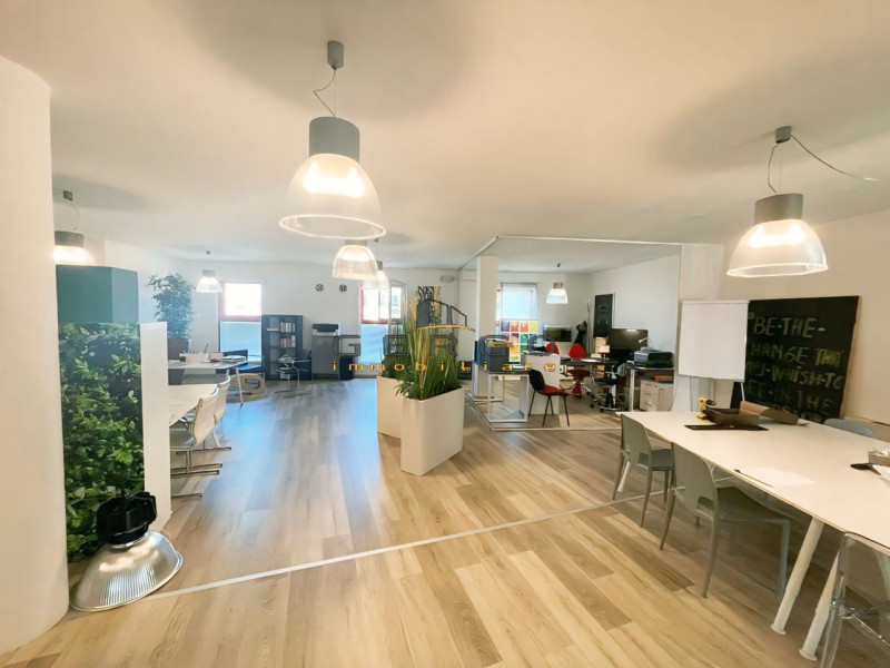 (Per INFO 3316190143) A Vedelago, in zona centrale, proponiamo in vendita un ufficio di ampia met...
