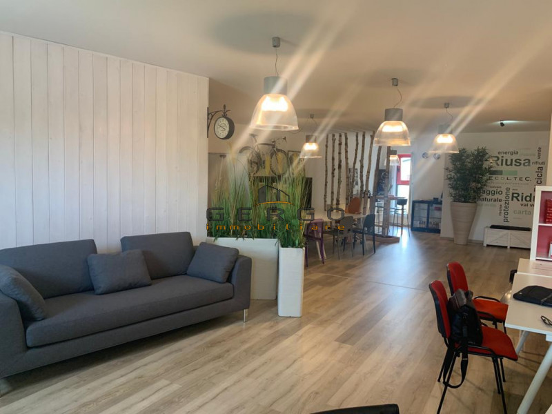 (Per INFO 3316190143) A Vedelago, in zona centrale, proponiamo in vendita un ufficio di ampia met...