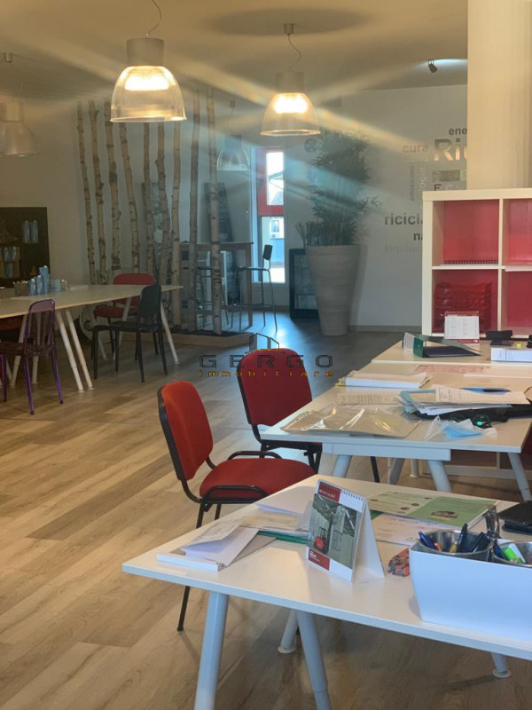 (Per INFO 3316190143) A Vedelago, in zona centrale, proponiamo in vendita un ufficio di ampia met...