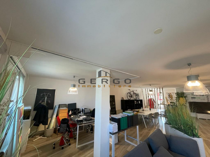 (Per INFO 3316190143) A Vedelago, in zona centrale, proponiamo in vendita un ufficio di ampia met...