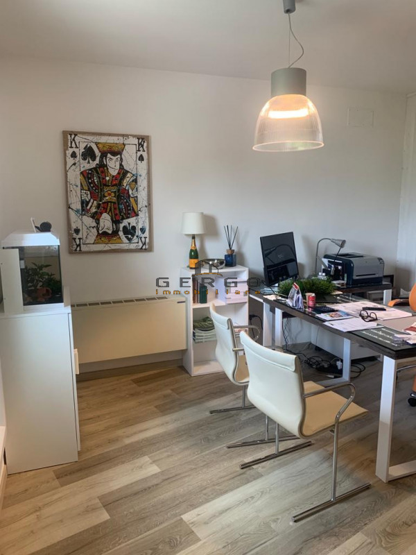 (Per INFO 3316190143) A Vedelago, in zona centrale, proponiamo in vendita un ufficio di ampia met...