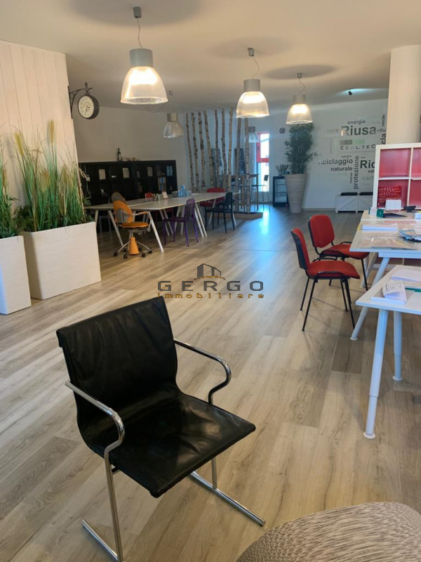 (Per INFO 3316190143) A Vedelago, in zona centrale, proponiamo in vendita un ufficio di ampia met...