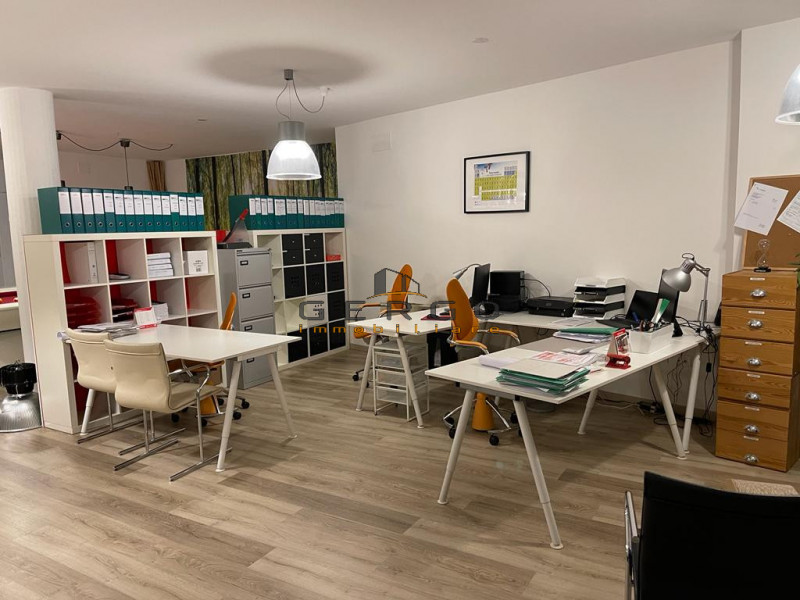 (Per INFO 3316190143) A Vedelago, in zona centrale, proponiamo in vendita un ufficio di ampia met...