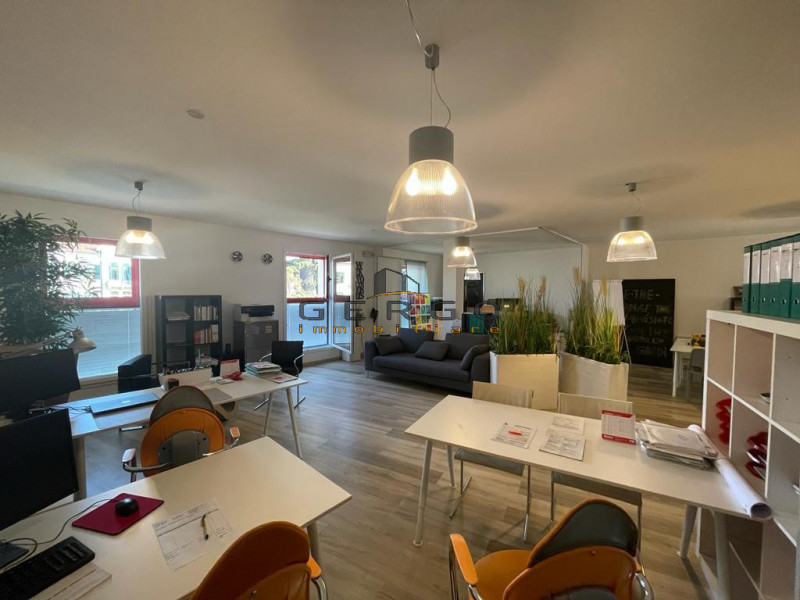 (Per INFO 3316190143) A Vedelago, in zona centrale, proponiamo in vendita un ufficio di ampia met...