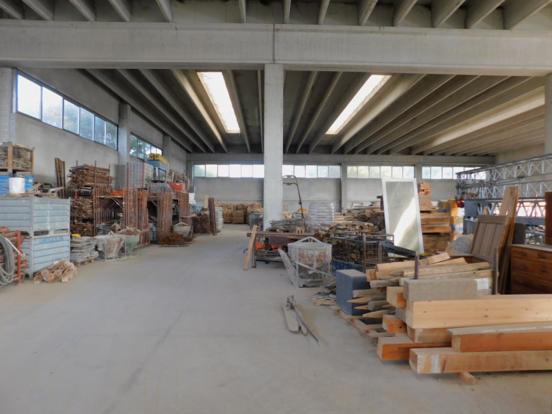 Immobilpoint propone un capannone singolo di 1750 mq, avente altezza di ml 8.50, di nuova costruz...