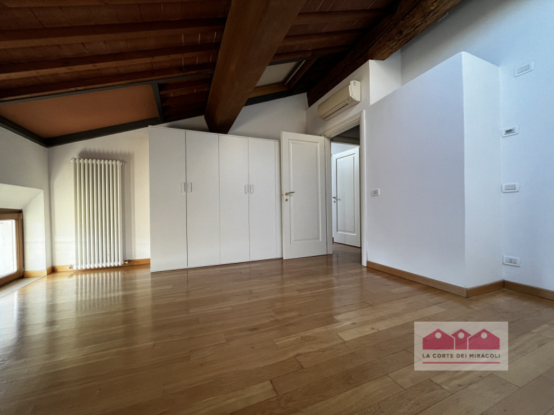 CENTRO STORICO: AMPIO BICAMERE POSTO AL PIANO QUARTO COMPLETO DI POSTO AUTO NELLE VICINANZE. RIF....