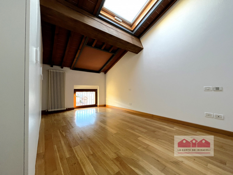 CENTRO STORICO: AMPIO BICAMERE POSTO AL PIANO QUARTO COMPLETO DI POSTO AUTO NELLE VICINANZE. RIF....