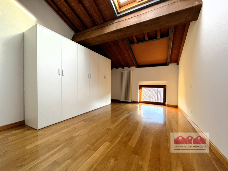 CENTRO STORICO: AMPIO BICAMERE POSTO AL PIANO QUARTO COMPLETO DI POSTO AUTO NELLE VICINANZE. RIF....