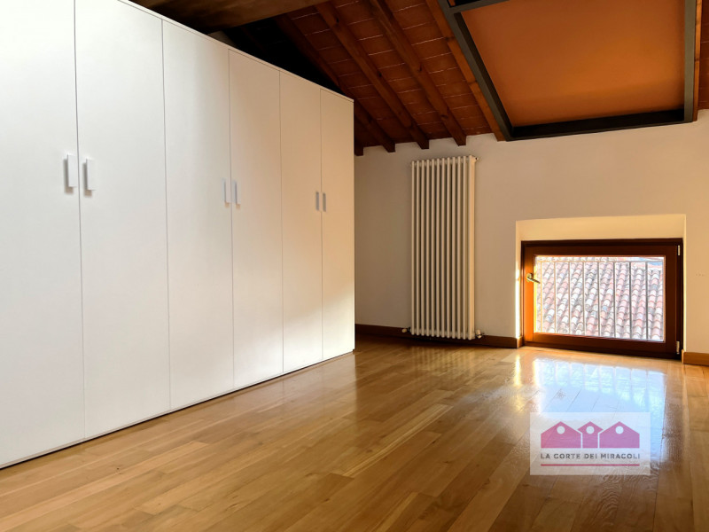 CENTRO STORICO: AMPIO BICAMERE POSTO AL PIANO QUARTO COMPLETO DI POSTO AUTO NELLE VICINANZE. RIF....