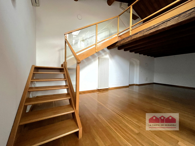 CENTRO STORICO: AMPIO BICAMERE POSTO AL PIANO QUARTO COMPLETO DI POSTO AUTO NELLE VICINANZE. RIF....