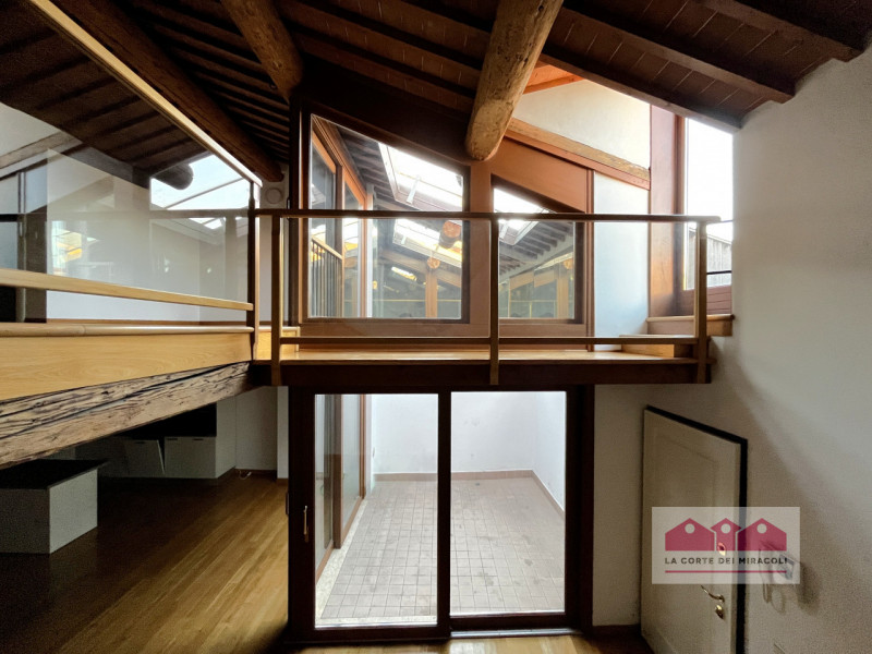 CENTRO STORICO: AMPIO BICAMERE POSTO AL PIANO QUARTO COMPLETO DI POSTO AUTO NELLE VICINANZE. RIF....