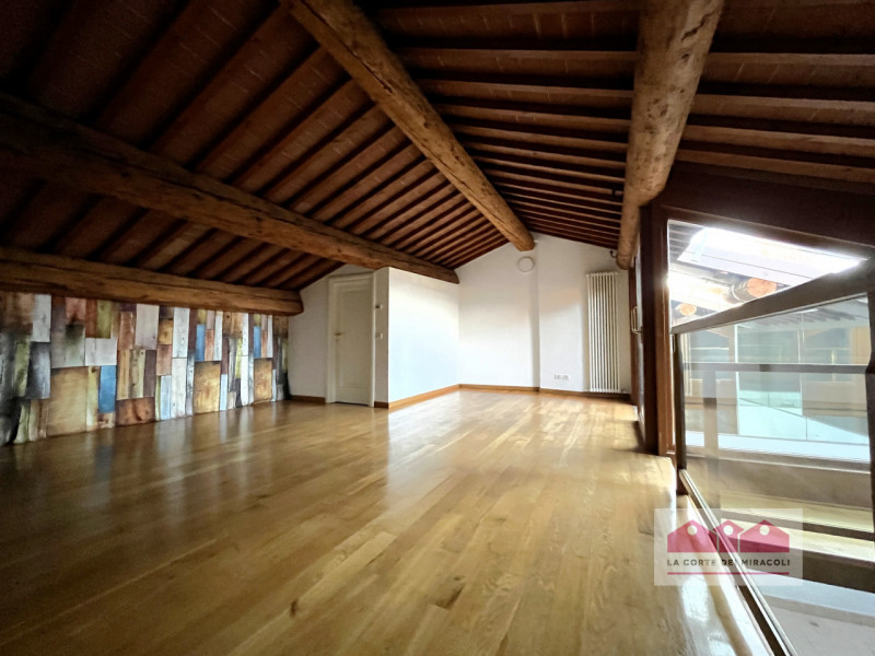 CENTRO STORICO: AMPIO BICAMERE POSTO AL PIANO QUARTO COMPLETO DI POSTO AUTO NELLE VICINANZE. RIF....