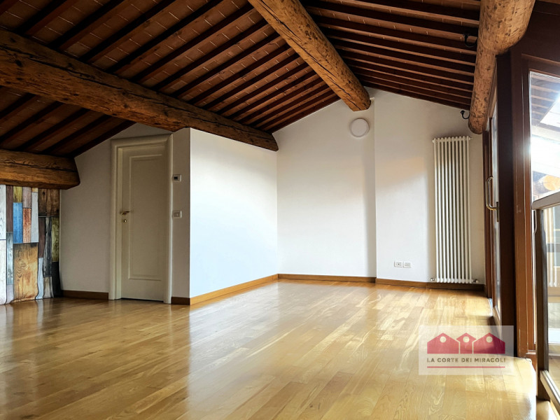 CENTRO STORICO: AMPIO BICAMERE POSTO AL PIANO QUARTO COMPLETO DI POSTO AUTO NELLE VICINANZE. RIF....