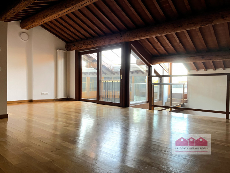 CENTRO STORICO: AMPIO BICAMERE POSTO AL PIANO QUARTO COMPLETO DI POSTO AUTO NELLE VICINANZE. RIF....