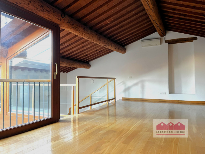 CENTRO STORICO: AMPIO BICAMERE POSTO AL PIANO QUARTO COMPLETO DI POSTO AUTO NELLE VICINANZE. RIF....