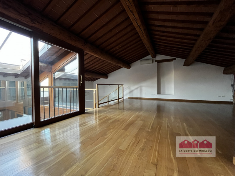 CENTRO STORICO: AMPIO BICAMERE POSTO AL PIANO QUARTO COMPLETO DI POSTO AUTO NELLE VICINANZE. RIF....