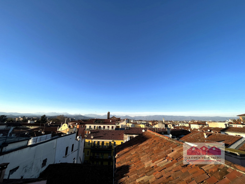 CENTRO STORICO: AMPIO BICAMERE POSTO AL PIANO QUARTO COMPLETO DI POSTO AUTO NELLE VICINANZE. RIF....