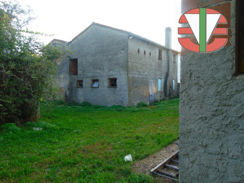 In una posizione tranquilla e immersa nella campagna di Trebaseleghe, proponiamo in vendita una p...