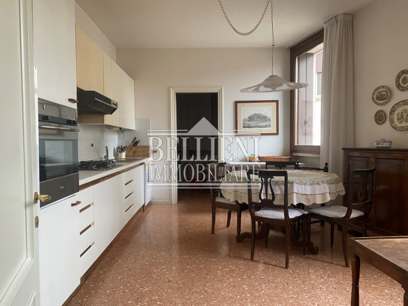 CENTRO STORICO: In elegante palazzina servita da ascensore appartamento tricamere al piano terzo....